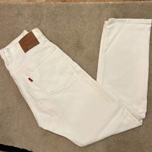 Vita levis jeans 501. Nyskick, endast använt 3 gånger. Storlek W26 L28