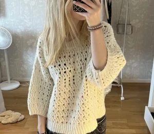 Stikad zara tröja - Säljer denna skit snygga zara tröjan jag köpte här på plick nyss men tyckte inte den passa mig❤️ den är i bra shick och super snygg💕