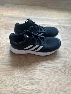 Adidas löparskor  - Adidas löparskor, endast använda en gång (nyskick)! Storlek 42 men passar även 43