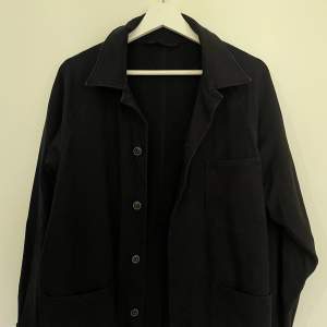 Jag säljer min Uniqlo cotton oversized jacket, 100% cotton och i perfekt skick.   Storlek: S  Färg: Navy Material:  100% Cotton Skick: Mycket Bra Sex: Man 