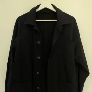Jag säljer min Uniqlo cotton oversized jacket, 100% cotton och i perfekt skick.   Storlek: S  Färg: Navy Material:  100% Cotton Skick: Mycket Bra Sex: Man 