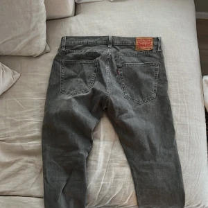 LEVIS HERR JEANS GRÅA - GRÅA HERR LEVIS JEANS ANVÄNDA 1 gång säljes. Ordinarie pris 1300kr nu för endast 350kr.