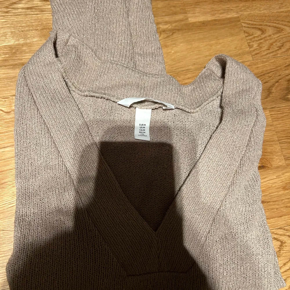 Beige tröja från HM. Endast använd fåtal gånger, storlek M. Inköpspris 199kr, säljes för 100kr. Frakt tillkommer . Tröjor & Koftor.