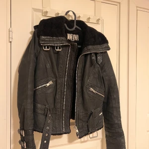 Jofama by Kenza 3  - Jofama by Kenza design 3 är en läderjacka med en tuff modell men samtidigt stilig med många fina detaljer (se bilderna). Använd men tagits mycket väl hand om. Denna modell är även svår att få tag på. Nypris över 3000kr. 