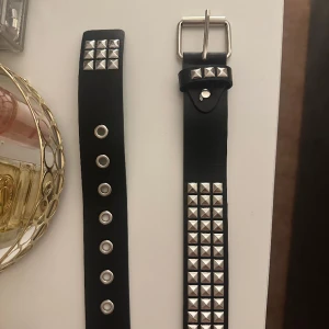 bälte  - säljer pga att den ej kommer till användning längre, en knapp av annars bra skick. 