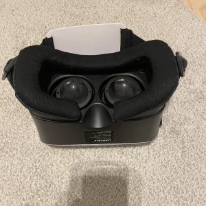 VR GLASÖGON - Aldrig använda, säljer dem för att dem tar bara plats i mitt rum