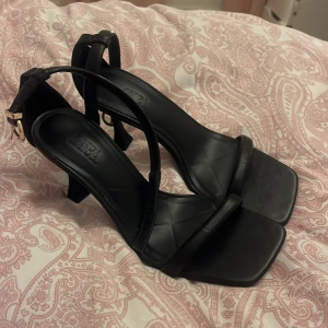 Klackar från zara! - Säljer dessa snygga helt oanvända klackarna från zara då dem tyvärr är för stora för mig!💓