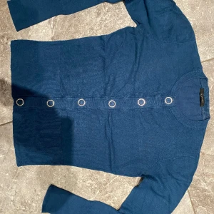 Tröja stl.S - Neonliknande tröja med fina stora knappar. Jättefin. Säljer pga stor garderobrensning. Kika gärna på mina andra annonser, säljer mycket. Samfraktar gärna:) 