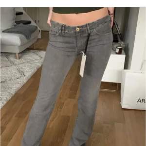 Säljer dessa gråa jeans, köpta på plick men var för små💗 Storlek 28/34💕