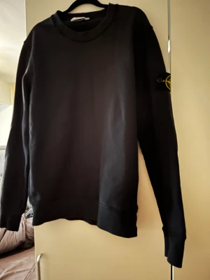 Stone island sweatshirt  - Stone island sweatshirt i storlek L, väljer att sälja den nu då jag aldrig använder den. 8/10 skick, kvitto finns. Pris går att diskuteras 