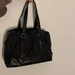 Vintage väska - En fin vintage handväska. Har flera fickor inuti. Ser helt ny ut. Fraktar inte❗️