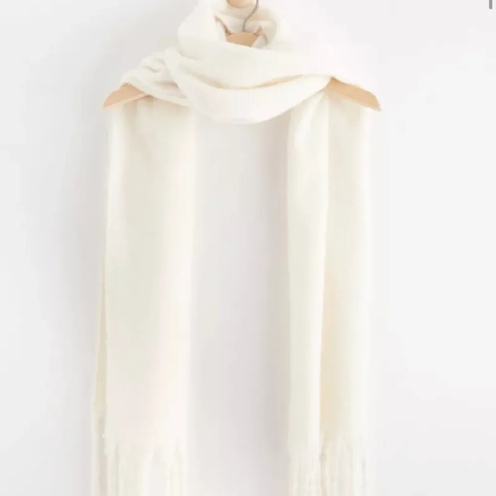 Säljer nu denna jätte fina vita halsduk, passar perfekt nu till vintern❤️ använd 2-3 gånger och i ett super skick💗 original pris 300 Skriv om ni har funderingar . Klänningar.