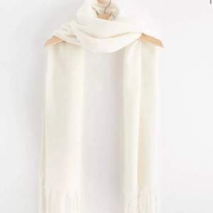 Säljer nu denna jätte fina vita halsduk, passar perfekt nu till vintern❤️ använd 2-3 gånger och i ett super skick💗 original pris 300 Skriv om ni har funderingar 