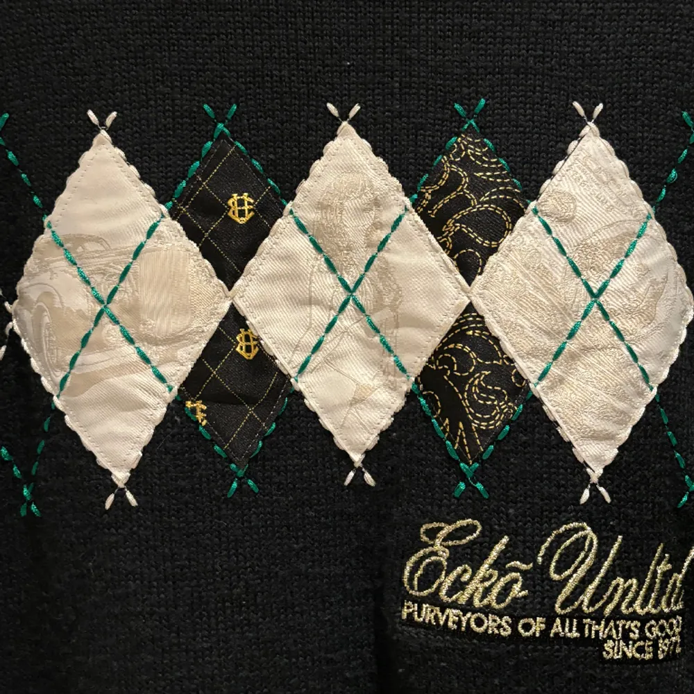 en fin stickat tröja från ecko unltd med coolt tryck/broderi på framsidan och baksidan 🫶den är i bra skick!. Tröjor & Koftor.
