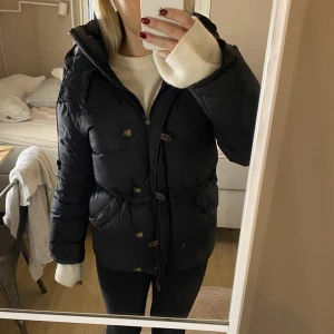 Jacka - Jacka köpt från boomerang för 6000 kr🫶🏾 ”Flärpen” på dragkedjan han åkt bort men det går att fixa på en ny! Skriv för fler bilder