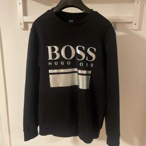 Hugo boss sweatshirt, storlek S, bra passform. Modellen på bild passar 175-183 cm. Mycke bra skick. Köp för 239 kronor 