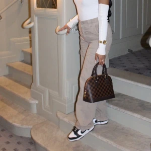 Beiga cargopants - OANVÄNDA beiga cargopants/cargojeans från zara i storlek 36 (passar både mindre och större) !! 💕💕 Finns också i vit, köp både för 250kr!!