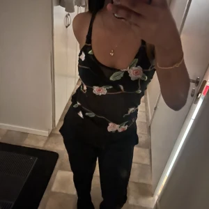 🌺 - Säljer denna fina top! Är lite genomskinlig, har smala band 🎀 + har jätte bra material!!  Mer info om frakt osv, skriv privat!!