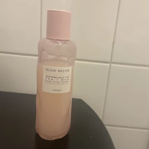 Glow recipe toner   - Säljer min Glow Recipe toner på full size 150ml, men ni kan se hur mycket som är använd köpt för 900 säljer den för 500