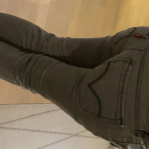 Grå jeans Levis  - Jätte snygga gråa Levis jeans low Waits bootcut, som jag säljer pga att dem var för små för mig. Köpta på Plick men har inga skador förutom på gylfen, men den går fortfarande att stänga. Storlek 26x32💗 kom privat för mer information, pris kan diskuteras 