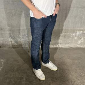 Levi’s jeans 511 i färgen blå. Storlek 29/29 och modellen på bilden är 178 cm. Fint skick, nypris 1099, köp för endast 299kr.  Fast pris gäller🤝