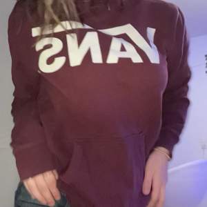 Hej! Säljer min super fina Vans Hoodie super fin färg och jätte fin!❤️ Men jag rensar min garderob och använder tyvärr inte längre..