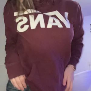 Vans Hoodie - Hej! Säljer min super fina Vans Hoodie super fin färg och jätte fin!❤️ Men jag rensar min garderob och använder tyvärr inte längre..