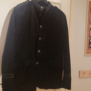 Kavaj, sammet - Kavaj i sammet, beatles-stil. HM. Storlek 50. Skulle vara snygg på dam M/L. 