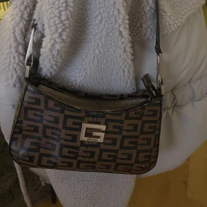 Guess väska  - Knappt avänd, säljer för jag rensar. Väskan är i jättefint skick utan skador! Köptes för 1400kr