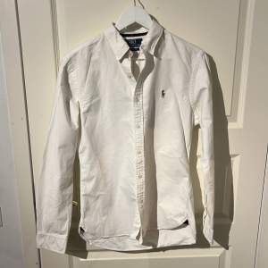 Vit Ralph Lauren skjorta strl M. Är i väldigt fint skick och säljer den för 300kr. Hör av er vid minsta fundering!