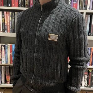 Dolce&Gabbana  - Dolce&Gabbana full zip. Utmärkt skick. Ny pris ca. 7000kr, säljs nu för 2500 vilket kan diskuteras