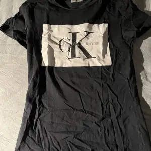 En fin t-shirt från Calvin Klein i ett bra skick. Knappt använd