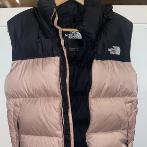 North face väst - Säljer min rosa the north face väst!! Den är i storlek S men men passar från XS-M beroende på hur man vill ha passformen 🫶🏼