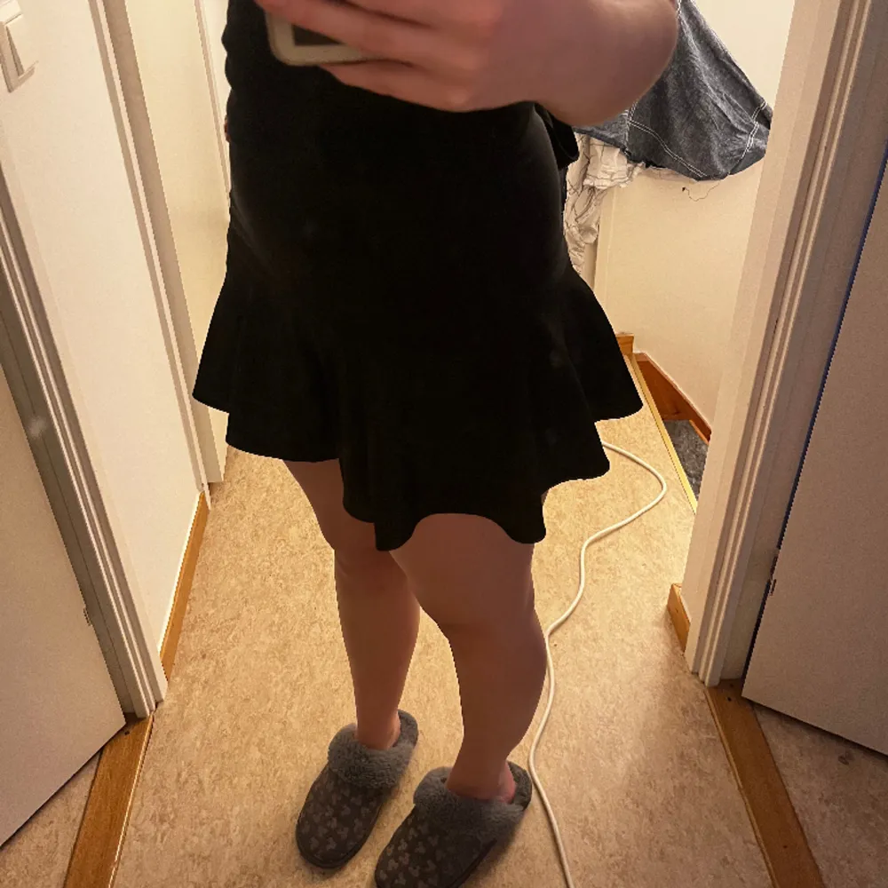 Super söt kjol från zara köpt i sommras men kommer inte till användning, knappt använd. Har två band som man knyter till en roset på baksidan. Inbygdashorts . Hameet.