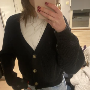 Svart kofta  - Svart kofta i bra skick!!😊 Den är i storlek Xs men passar även S  Den är nästan helt oanvänd 💕