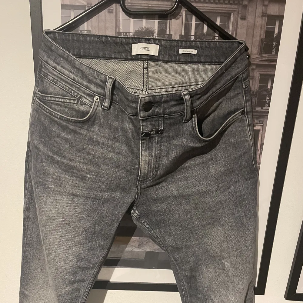 Schyssta jeans nypris 1399kr. Använda 2 månader har tröttnat. Skick 9,5/10. Pris kan diskuteras vid snabb affär . Jeans & Byxor.