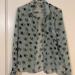 Chiffong skjorta  - Använd en gång och är i jättebra skick.