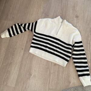 En stickad tröja från Kappahl som är i bra skick !❤️ - Säljer denna tröja pågrund av att den inte kommit till användning ❤️