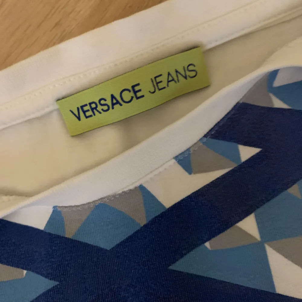 Versace T-shirt  Med box . T-shirts.