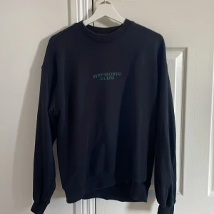 Sweatshirt  - Bra sick förutom att det är ett litet hål på framsidan utav tröjan 