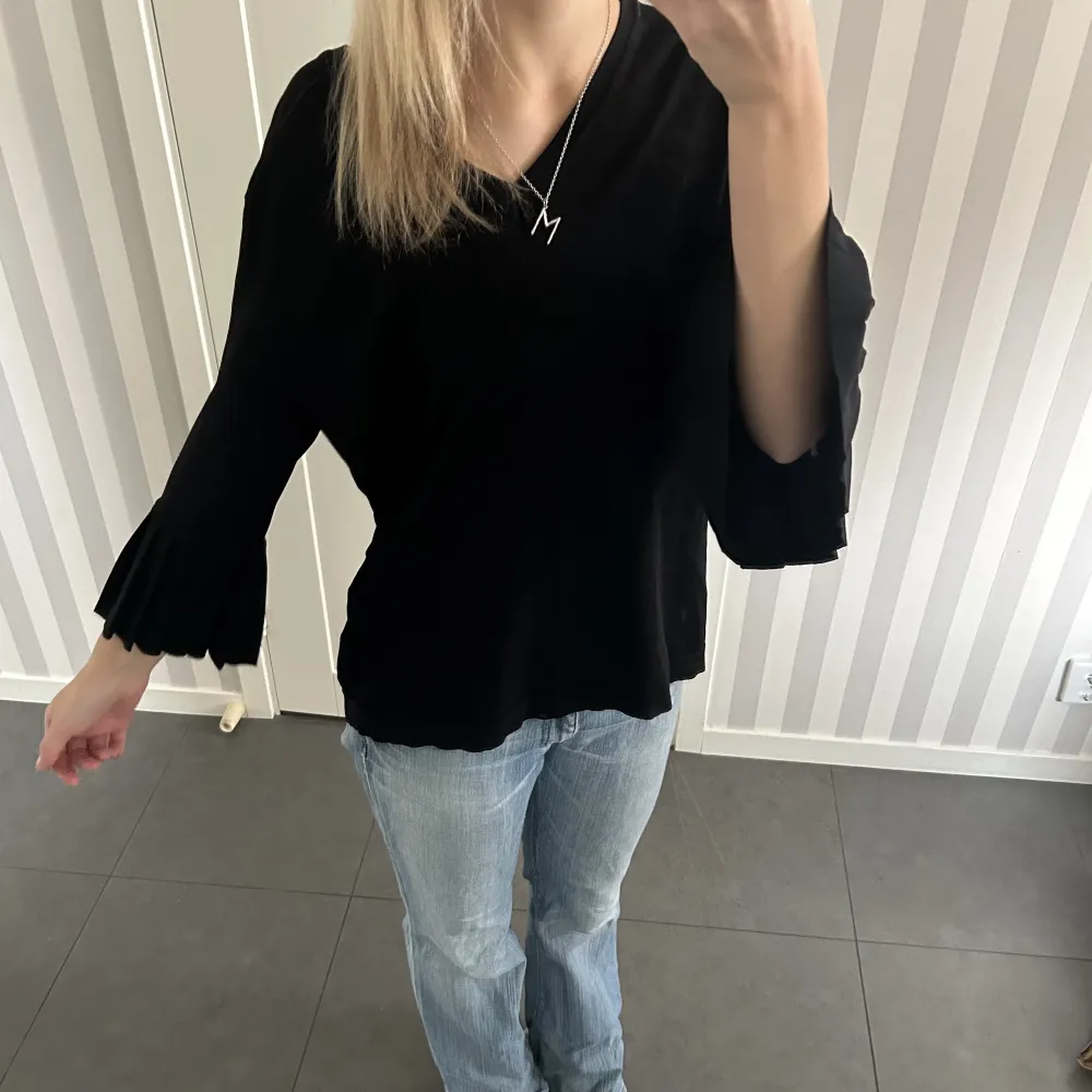 Så snygg finstickad topp som köptes på sellpy, säljer då den inte kommer till användning. Den har plisserade ärmar🥰Storlek L men sitter mer som en S/M. Skriv vid frågor eller fler bilder!. Puserot.