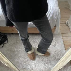 As snygga jeans från zara, typ mid-waist! Stl 38, jag är 182 ❤️Kom gärna med prisförslag ❤️