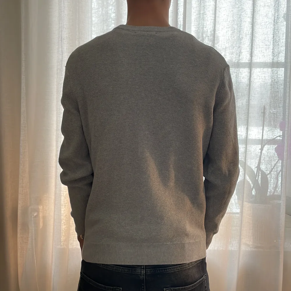 En grå sweatshirt från Zara i storlek M. Väldigt bra skick. . Tröjor & Koftor.