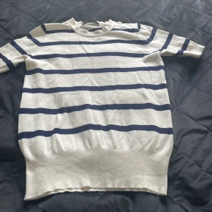 Zara randig tröja - Kortärmad blå och vit randig tröja tröja från zara!💗