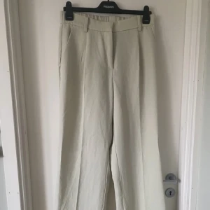 Gröna kostymbyxor stl 42 - Använda 1 gång. Köpta på H&M för 299 kr. 76% Viskos, 24 % polyester. Byxorna är grönare irl. Köparen står för frakten.