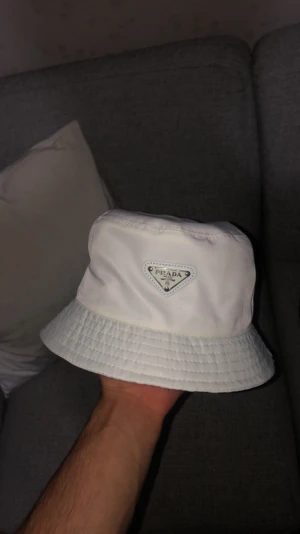 Prada bucket hat - One size, haft på den några gånger i sommarn