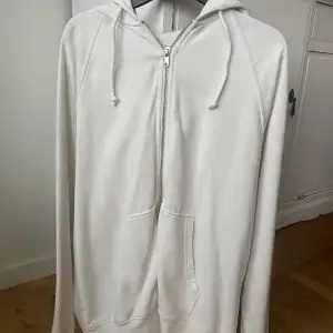 Vit oversized zip hoodie i storlek M från hm. Använd enstaka gång, inga fläckar. 