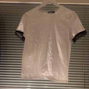 Vit tröja med detalj - Säljer denna super söta tröjan med lite detalj på ärmarna från zara ❤️