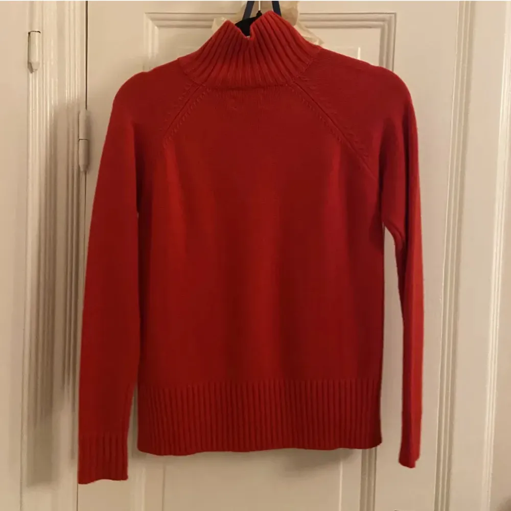 Säljer min as snygga Zadig tröja. Älskar den men för liten för mig nu!💔Säljer för 750 då använt få gånger och så bra skick! Kan acceptera prisförslag💞🙋Nypris 1 100kr! Strl 14/S. Stickat.