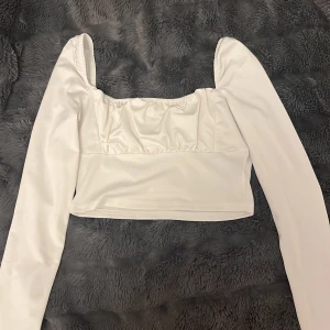 SHEIN tröja/ topp - Jätte fin topp från shein! använd fåtal gånger så är i extremt bra skick, säljer eftersom den va för liten på mig ❤️